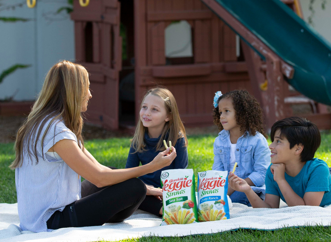 kids-eating-snacks-outside